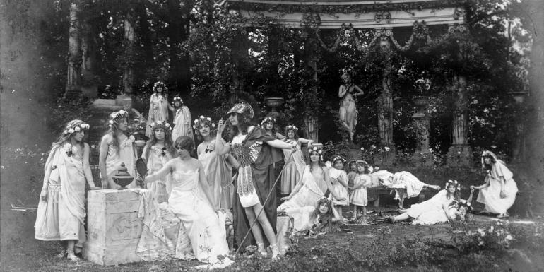 Photo en noir et blanc d'une représentation au théâtre de la Roseraie